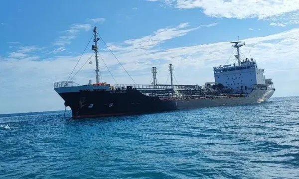 عبور یک نفت کش بزرگ ایران از تنگه هرمز عبور یک نفت کش بزرگ ایران از تنگه هرمز