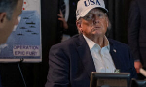 دونالد ترامپ: ما در یک دنیای دیوانه زندگی می‌کنیم