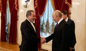 پوتین: مردم ایران قهرمانانه برای حاکمیت خود می‌جنگند