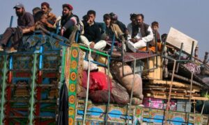 اخراج مهاجران افغانستانی از پاکستان از سر گرفته شد؛ ۴۴ دکان نیز مسدود شدند