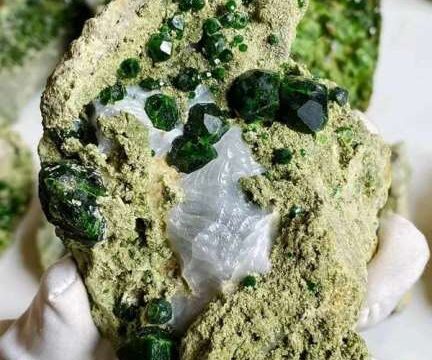 شناسایی ۴۲ معدن جدید زمرد، تورمالین و گرینگارنت در پنجشیر شناسایی ۴۲ معدن جدید زمرد، تورمالین و گرینگارنت در پنجشیر