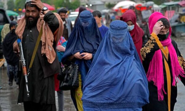 سازمان ملل: زنان به دلیل عدم رعایت پوشش طالبانی بازداشت می‌شوند