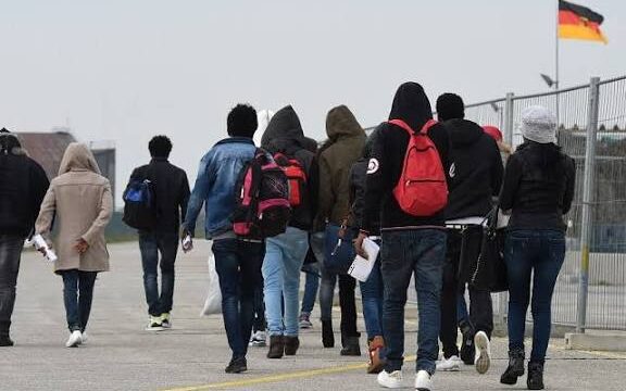 پولیتیکو: توافق آلمان با طالبان برای اخراج مهاجران نگران‌کننده است