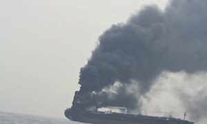 یک کشتی در تنگه هرمز هدف اصابت پرتابه‌ای ناشناس قرار گرفت